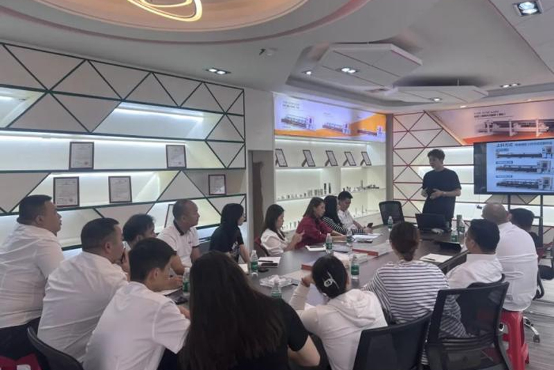 Professor wen and vice general manager wu laser tube class started!